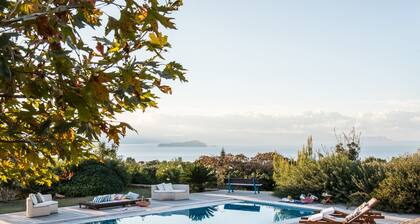 Villa Mariposa - ylellinen ja aurinkoinen, oma uima-allas / panoraamanäköala merelle ja kaupunkiin