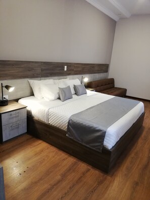 Camera Deluxe con 2 letti singoli | Copriletto in piuma, materassi Select Comfort, una cassaforte in camera