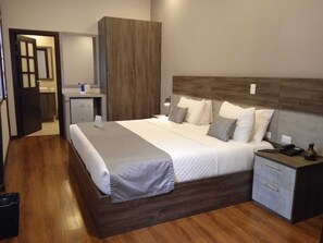 Habitación Deluxe con 2 camas individuales | Edredones de plumas, colchones Select Comfort, caja fuerte