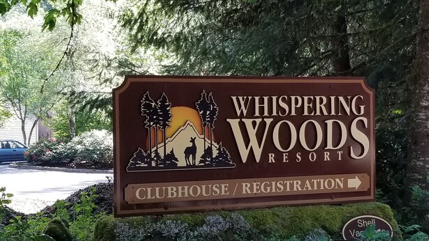 Schild für das Whispering Woods Resort mit Hinweis auf das Clubhaus/die Rezeption.