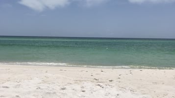 Ubicación a pie de playa, tumbonas y toallas de playa
