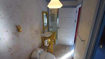 Serviettes fournies, shampoing, papier toilette