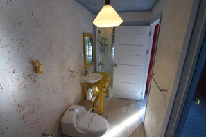 Toallas, shampoo, papel de baño 