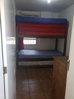 4 habitaciones, tabla de planchar con plancha, wifi y ropa de cama 