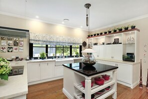 Kühlschrank, Mikrowelle, Ofen, Wasserkocher mit Kaffee-/Teezubehör