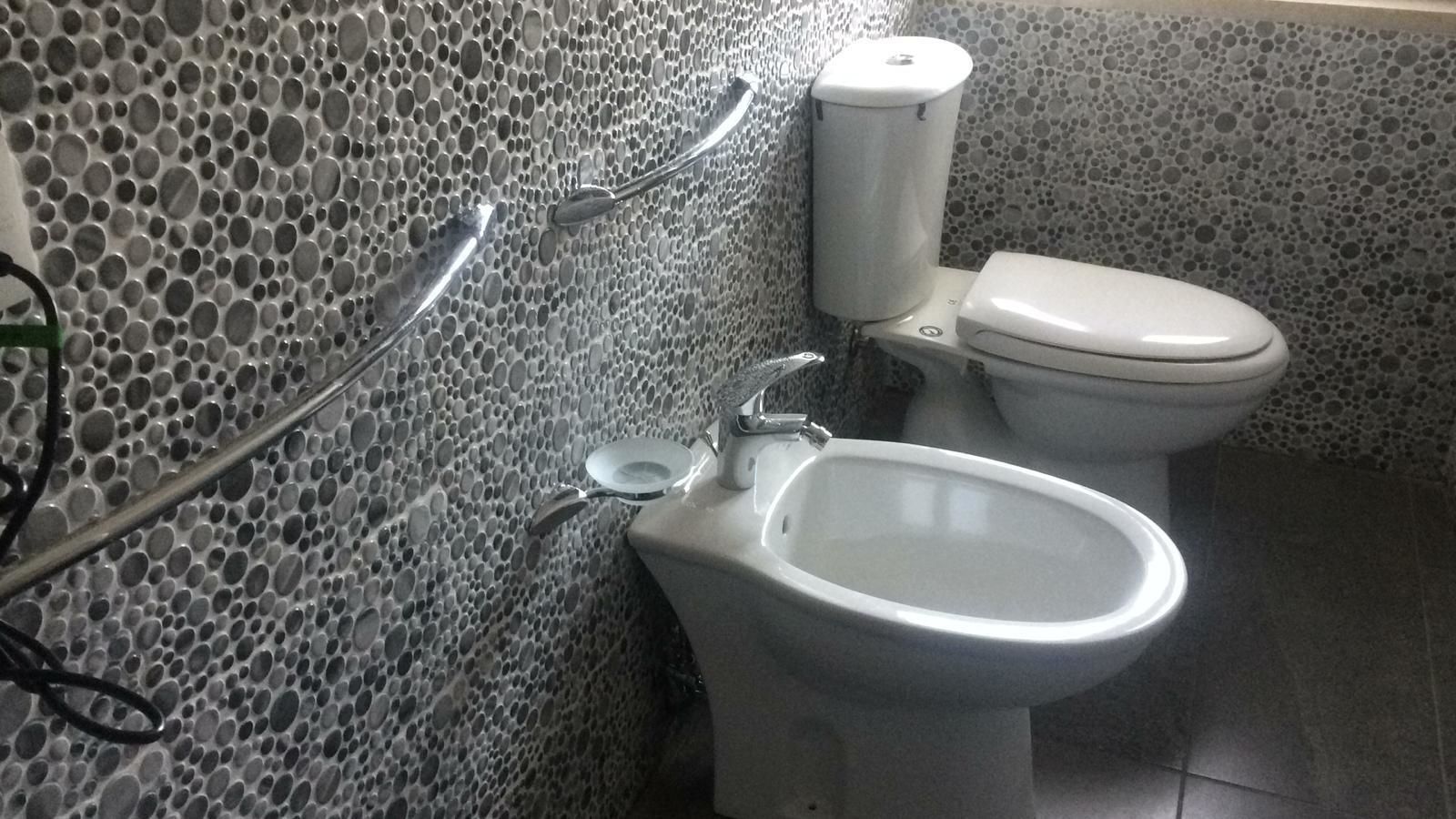 Kostenlose Toilettenartikel, Haartrockner, Bidet, Handtücher