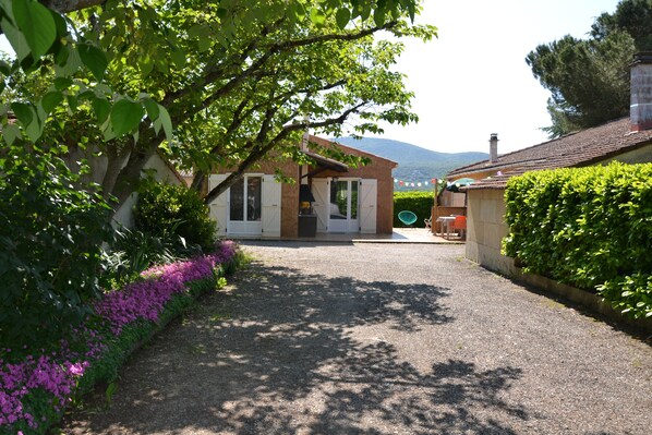 Exterior - Gîte with barbecue and enclosed terrace close to shops and rivers (Lagorce)