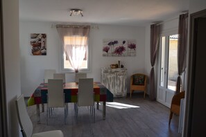 Dining - Gîte with barbecue and enclosed terrace close to shops and rivers (Lagorce)