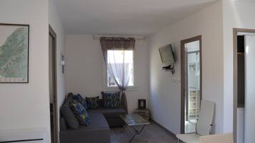 Smart-tv, tafelvoetbal, een tafeltennistafel en boeken