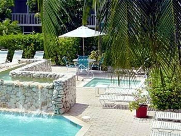 حمّام سباحة مُدفَّأ