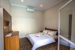 In-room safe, desk, laptop workspace, soundproofing