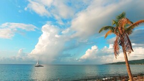 Na praia, espreguiçadeiras, toalhas de praia 