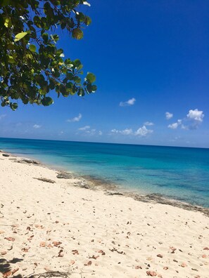Na praia, espreguiçadeiras, toalhas de praia 