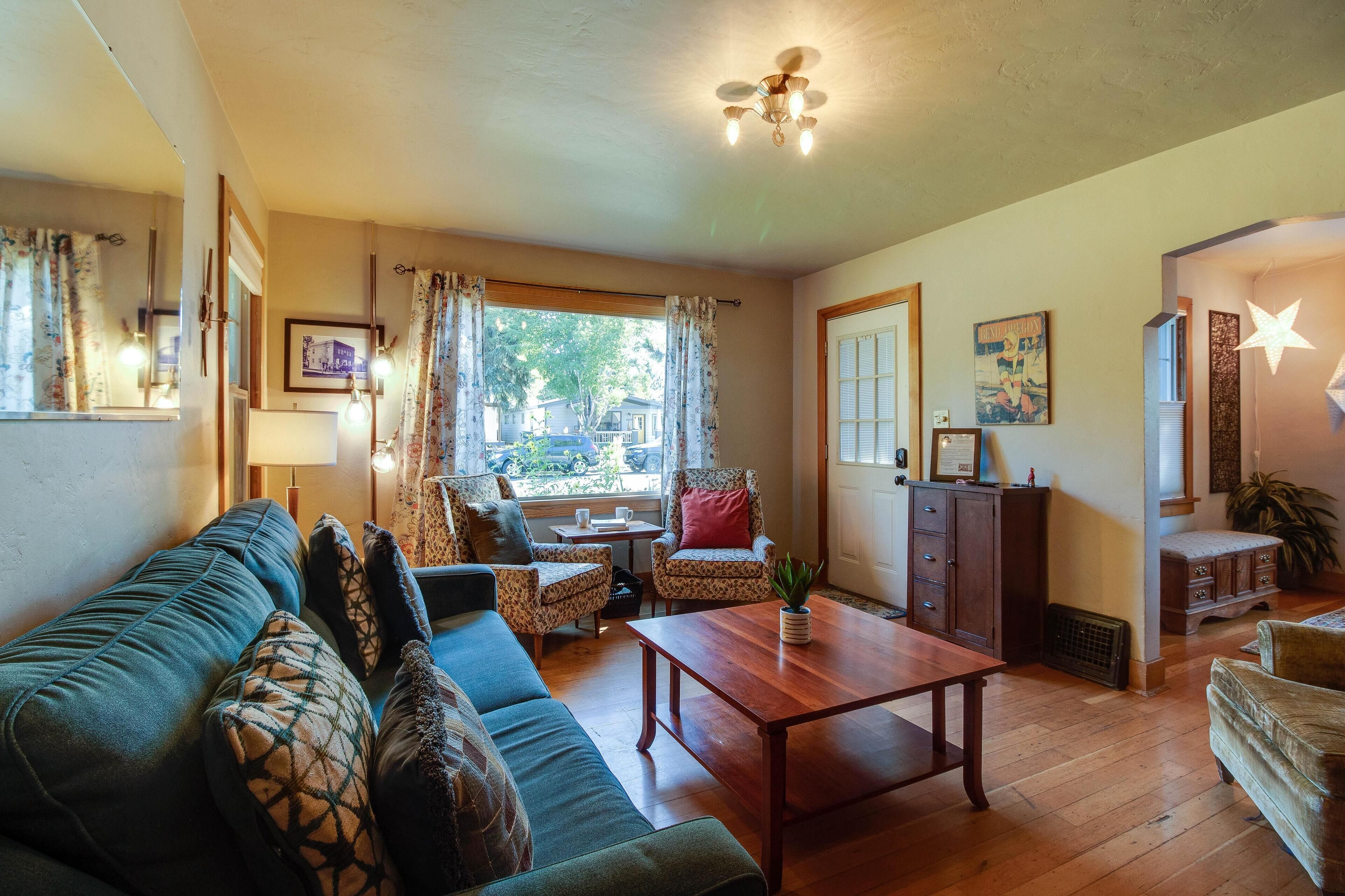 Vintage Awbrey- Fireplace, Hot Tub, AC, 100+mbps Wifi, Bikes, Walk Downtown