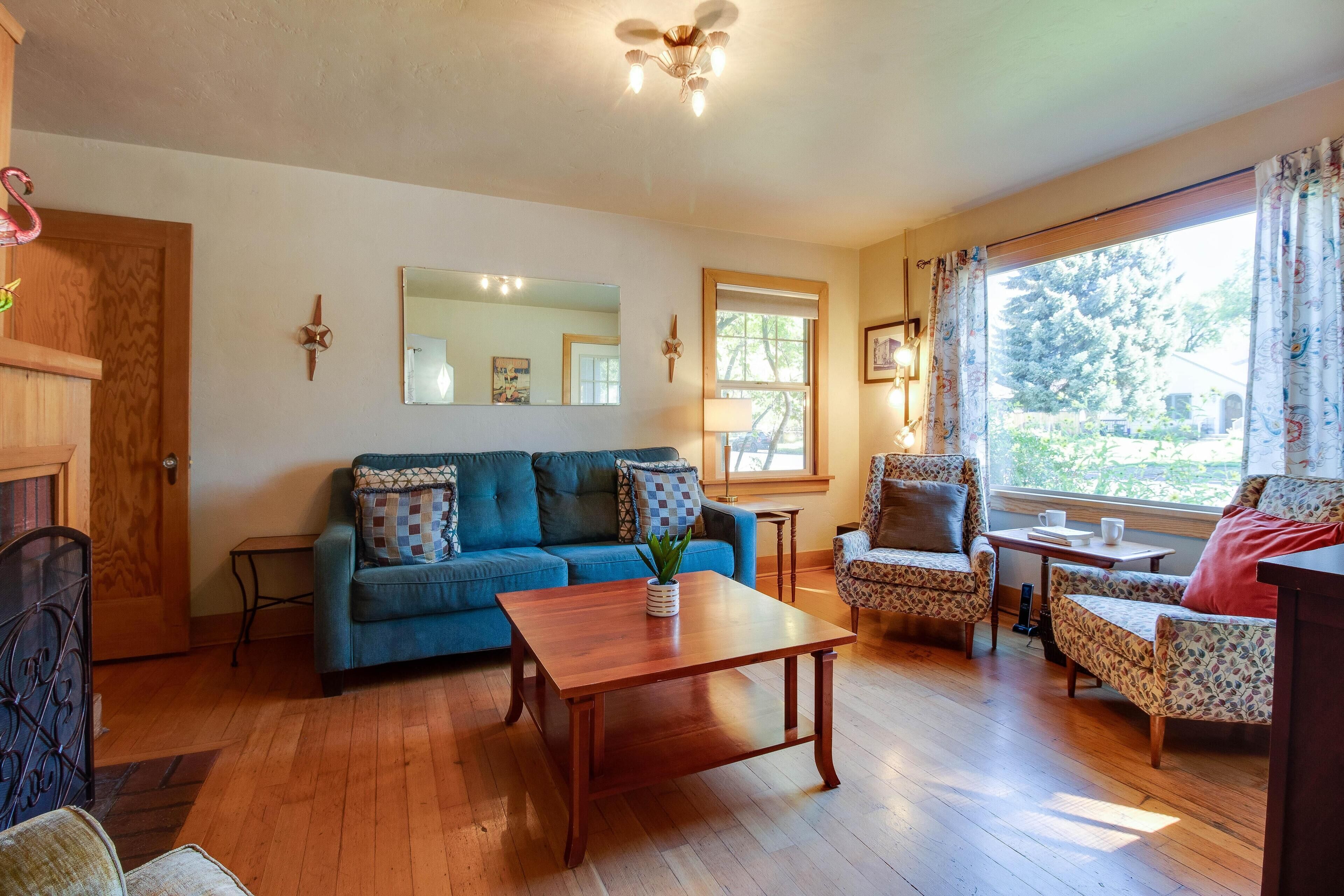 Vintage Awbrey- Fireplace, Hot Tub, AC, 100+mbps Wifi, Bikes, Walk Downtown