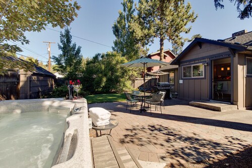 Vintage Awbrey- Fireplace, Hot Tub, AC, 100+mbps Wifi, Bikes, Walk Downtown