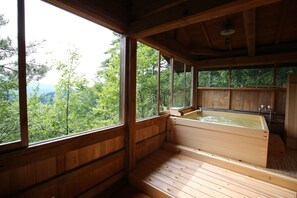 Outdoor spa tub