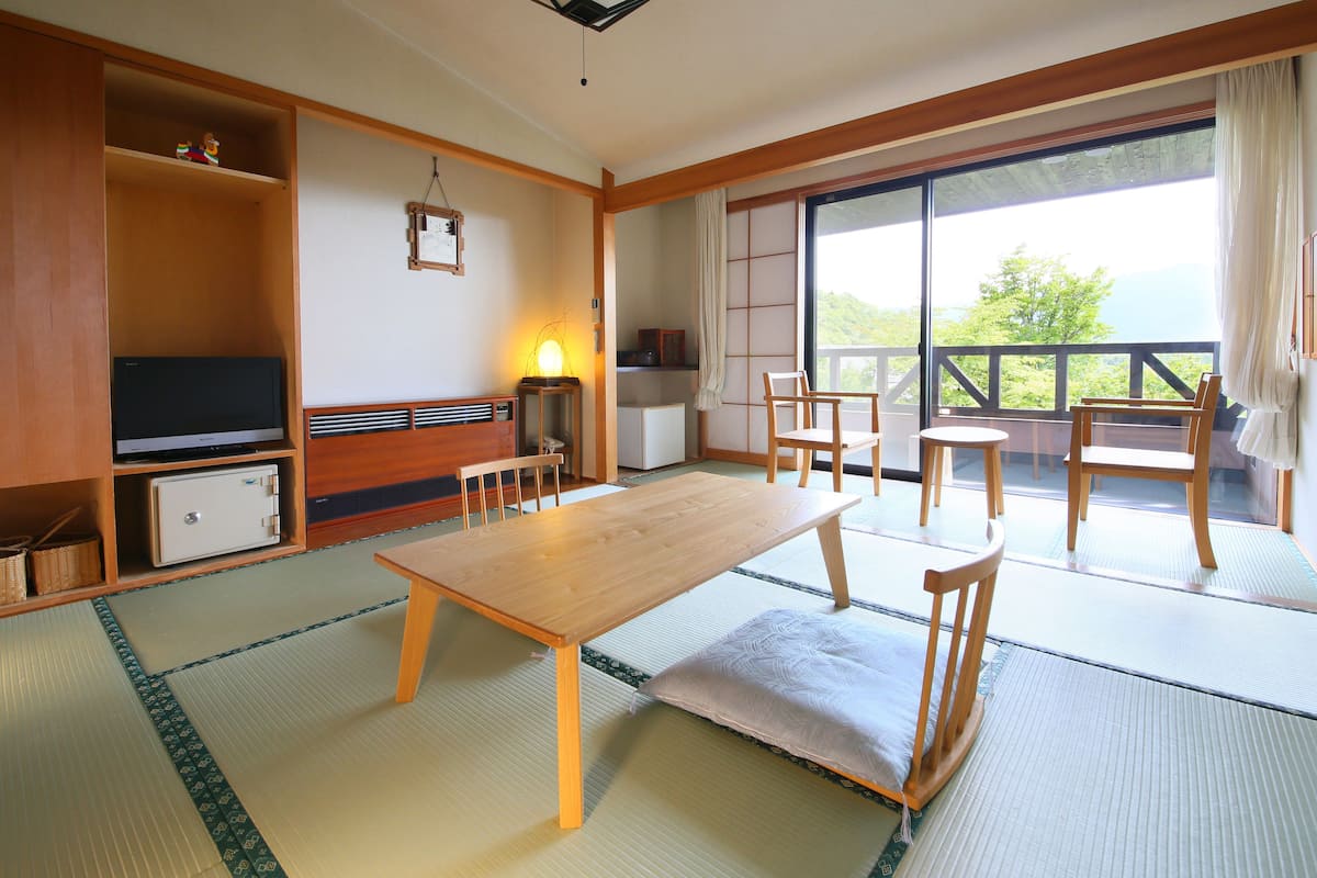 Standard Room | In-room safe, desk, soundproofing, WiFi (free)