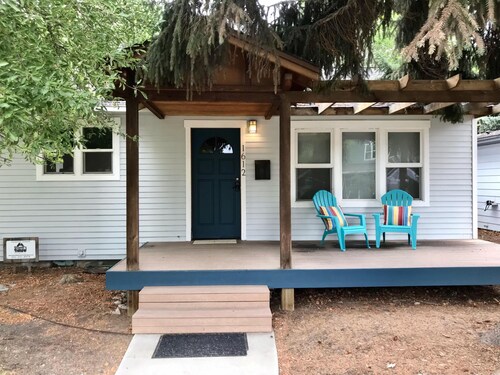 Modern cottage charm & walk to Downtown Bend