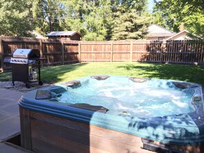 Outdoor spa tub - Modern cottage charm & walk to Downtown Bend (Bend)