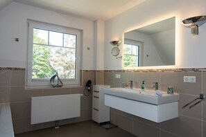 Regadera, secadora de cabello, toallas, jabón 