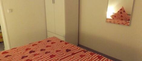 5 bedrooms, WiFi, bed sheets