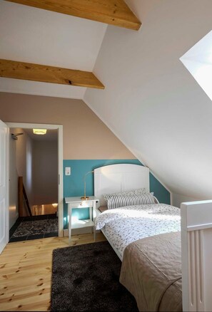 3 bedrooms, in-room safe, iron/ironing board, WiFi