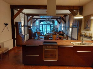 Refrigerador, horno, lavavajillas y cafetera y tetera 