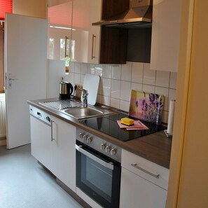 Kühlschrank, Ofen, Geschirrspüler, Hochstuhl