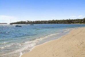 Plage à proximité, chaises longues, serviettes de plage