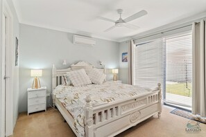 4 bedrooms, bed sheets