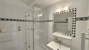 Shower - Luna22 (room category) - Luna III (Sankt Peter-Ording)