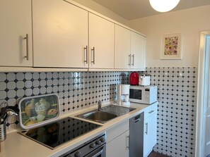 Kühlschrank, Ofen, Geschirrspüler, Hochstuhl