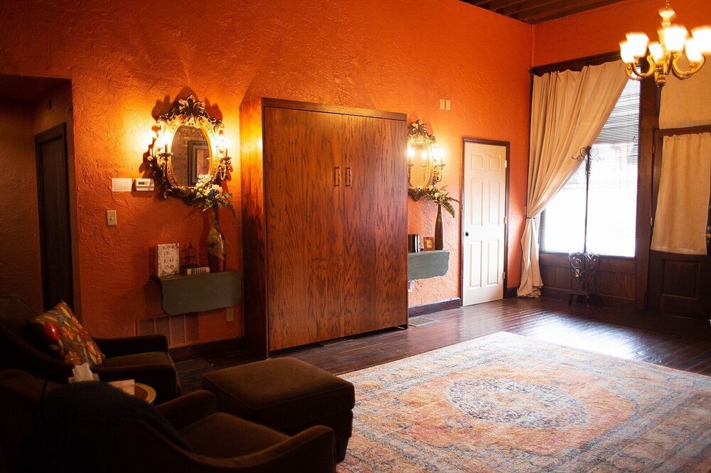 Crossroads Loft & Studio Apt: Steps from Rt. 66 & Beautiful Carthage Square