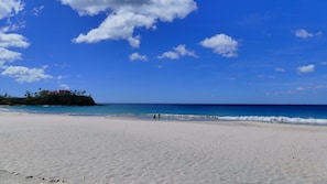 En la playa, camastros y toallas de playa