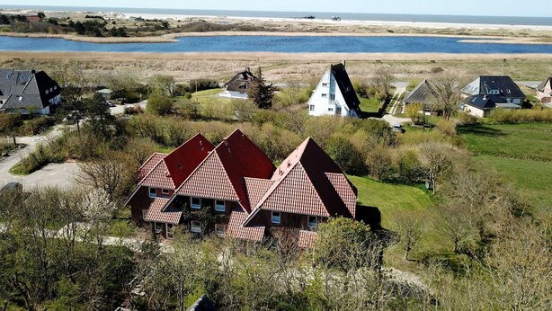 A coastal village with traditional houses, a beach, and a lake. - Luna IV - Luna apartment 36 (Sankt Peter-Ording)