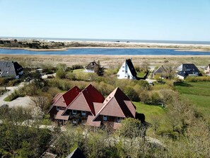 Un pueblo costero con casas tradicionales, una playa y un lago.