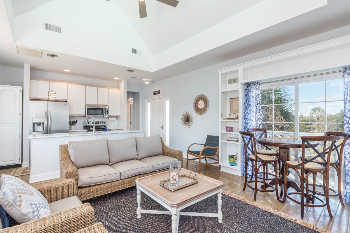 Beach-Chic Cottage with creek views and Golf Cart