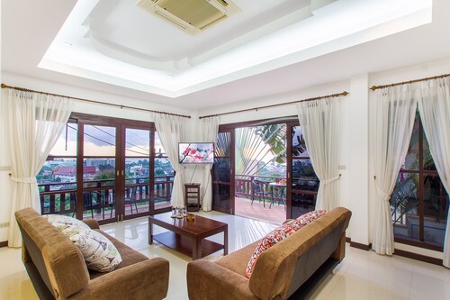 House with 3 bedrooms and amazing sunset view of the sea near the Karon Beach