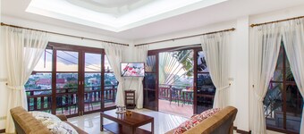 House with 3 bedrooms and amazing sunset view of the sea near the Karon Beach