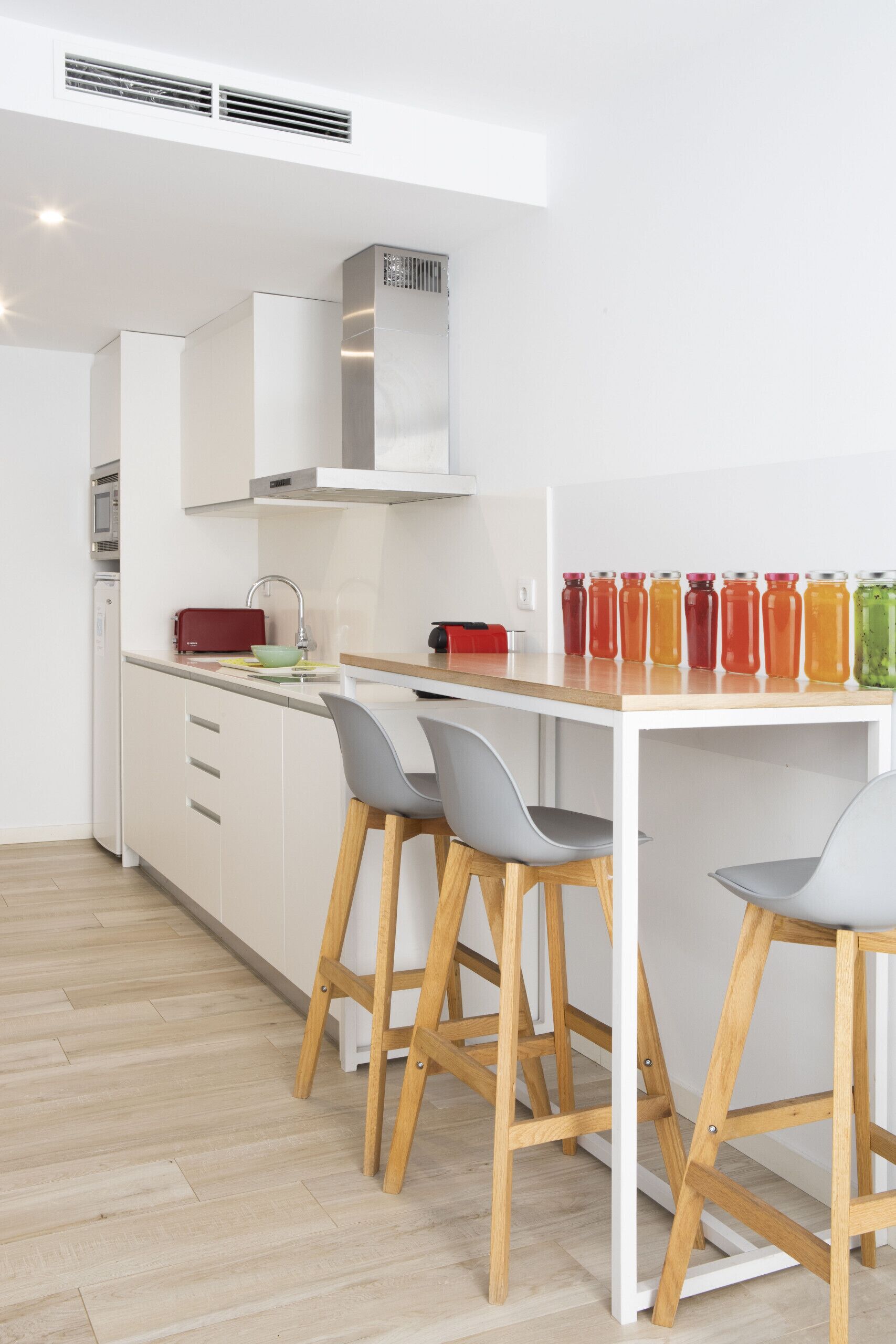 Refrigerador, microondas, lavavajillas y cafetera y tetera 