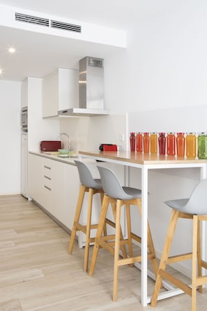 Refrigerador, microondas, lavavajillas y cafetera y tetera
