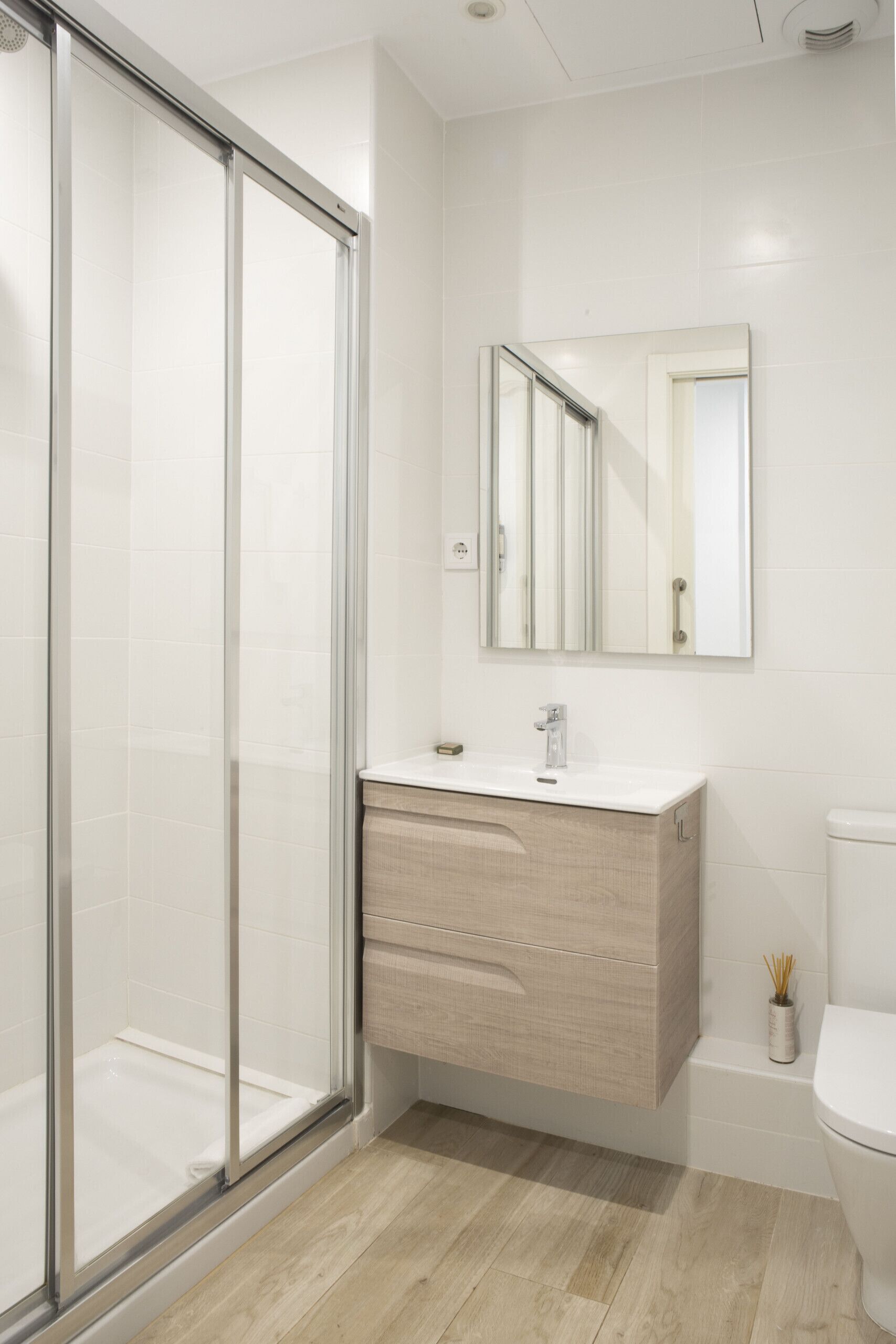 Douche, serviettes fournies, papier toilette