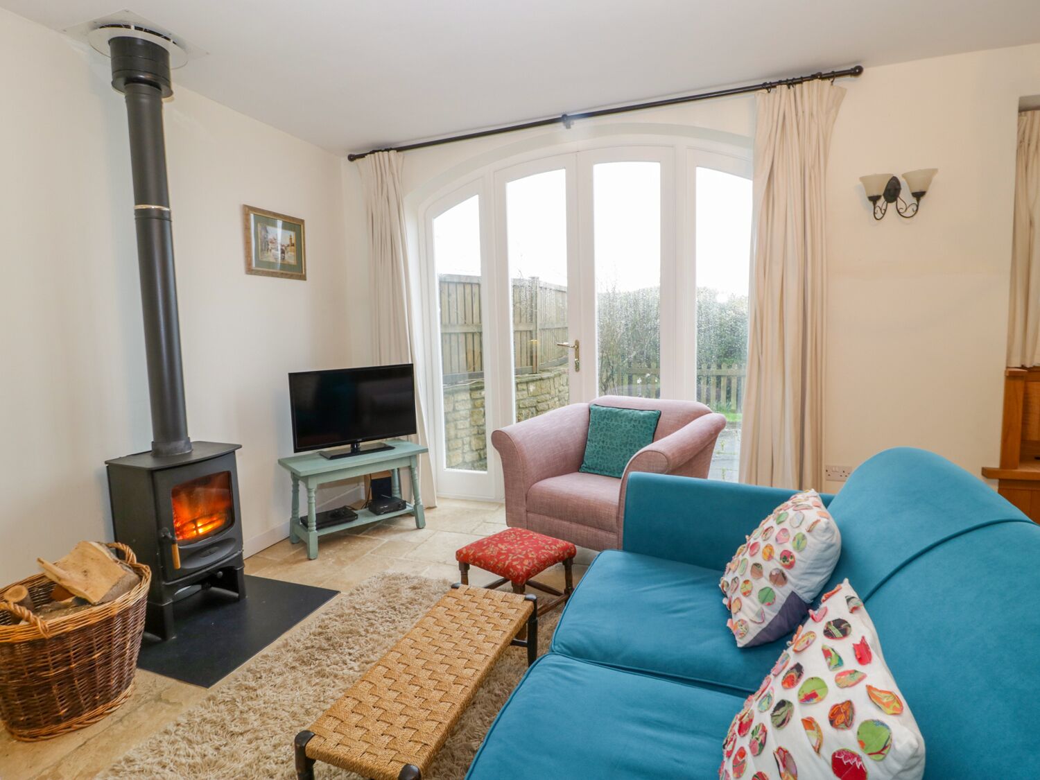 THE COACH HOUSE, pet friendly, character holiday cottage in Wells