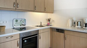Kühlschrank, Ofen, Geschirrspüler, Hochstuhl