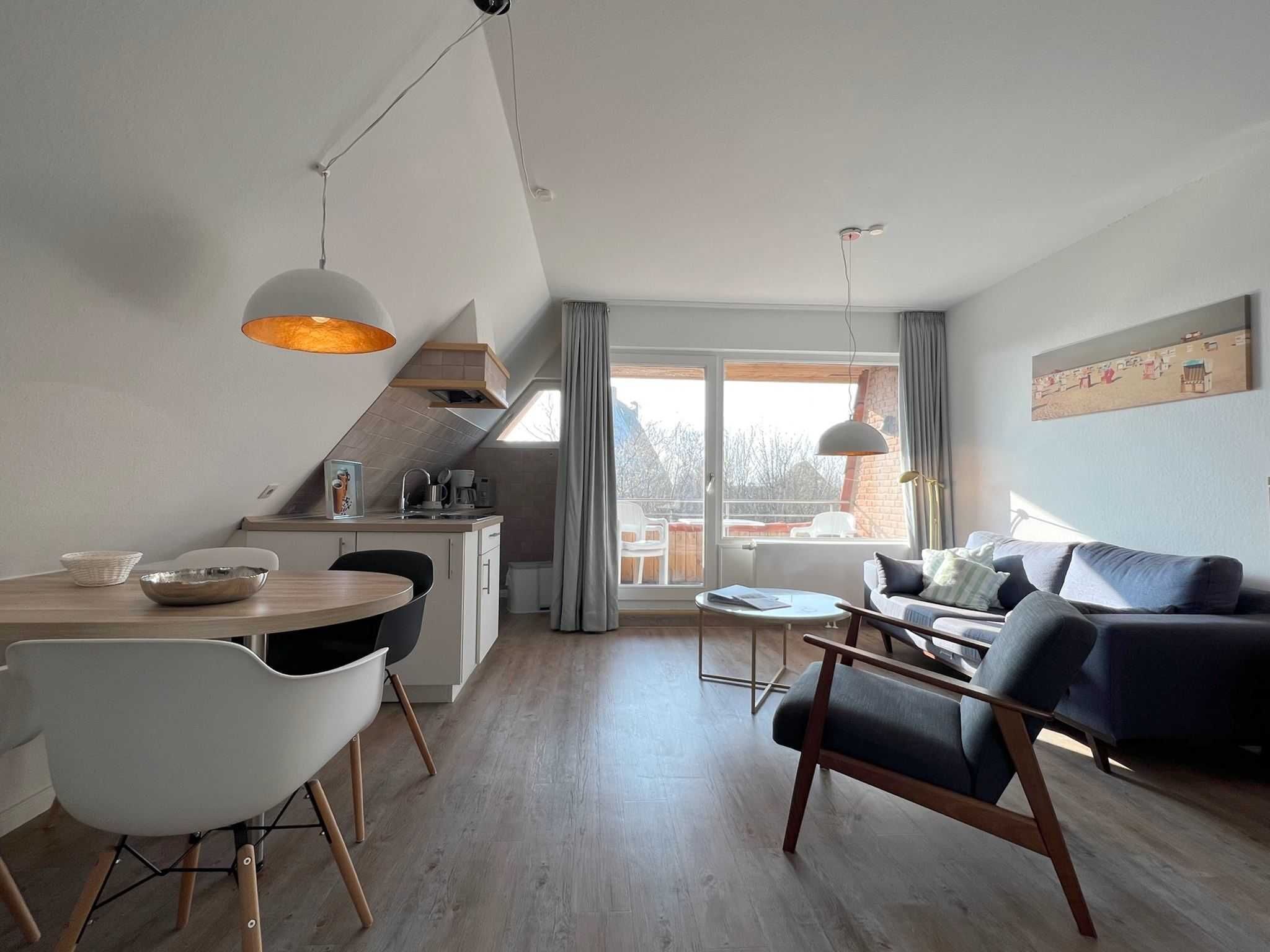 Um apartamento moderno com sala de jantar, cozinha e sala de estar. Possui uma janela grande com cortinas, um sofá e uma mesa de jantar com cadeiras.