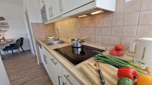 Fridge, microwave, dishwasher, highchair - Luna27 (Room category) - Luna IV (Sankt Peter-Ording)