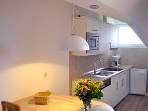 Køleskab, mikrobølgeovn, opvaskemaskine, brødrister