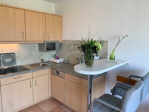 Køleskab, mikrobølgeovn, opvaskemaskine, højstol