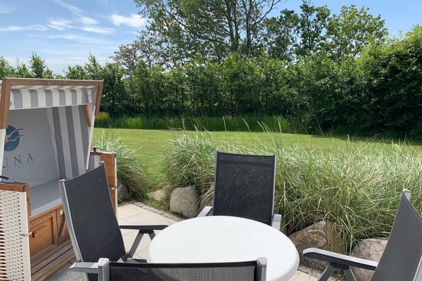 Terrassen mit Gartenmöbeln und Strandkorb